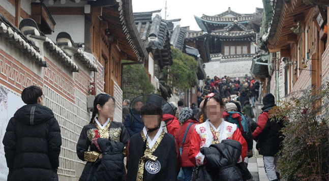 관광객들이 북촌한옥마을을 구경하고 있다. 코로나 이후 한옥스테이(한옥체험업)가 증가하면서 외국인을 중심으로 이 일대를 방문하는 관광객이 크게 늘었다. photo 뉴시스