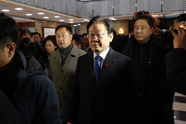 민주당 "또 계엄 우려... 尹 즉각 <b>퇴진</b>, 아니면 탄핵"
