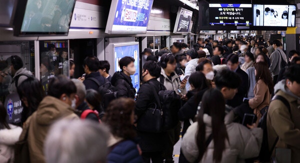 <b>서울 지하철</b> 총<b>파업</b> 위기, 노사 극적 타결로 정상 운행