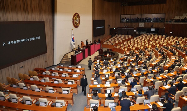 한덕수 <b>탄핵</b>소추안 '192표'로 <b>가결</b>…與 표결 불참