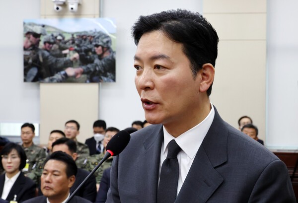 尹 떠나는 <b>김성훈</b> "<b>사퇴</b>하겠다"... 연판장에 백기