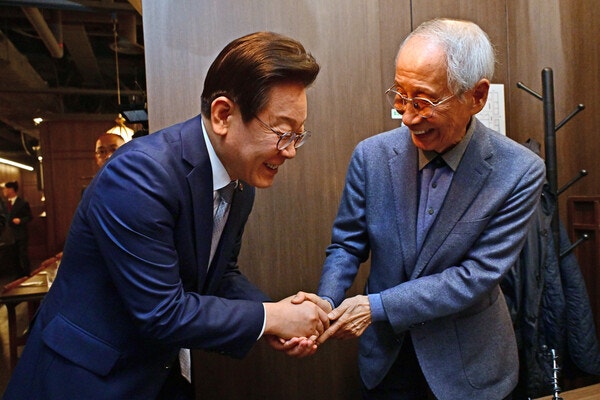 '이회창 책사' <b>윤여준</b> 영입한 <b>이재명</b>... 상임 <b>선대위</b>원장