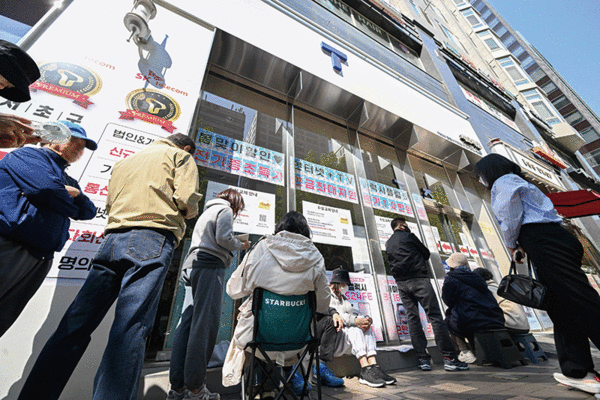 가입자 유심(USIM) 정보를 탈취당한 SK텔레콤이 유심 무료교체 서비스를 시작한지 이틀째인 지난 4월 29일 서울 시내 한 SKT대리점에서 시민들이 유심 교체를 위해 줄을 서 차례를 기다리고 있다.photo 고운