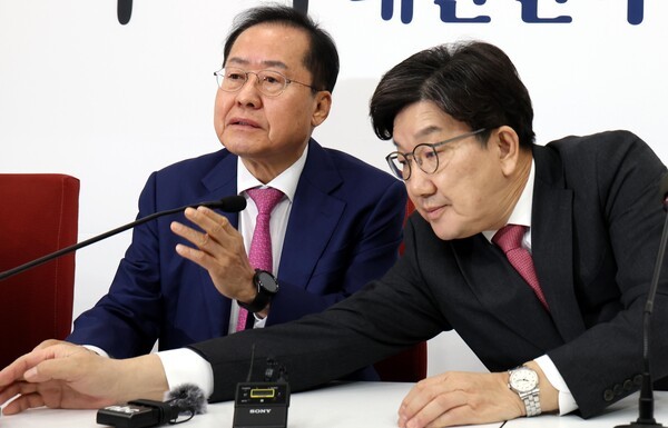 <b>권성동</b>, '절연' <b>홍준표</b>에 "<b>김문수</b>와 함께 해달라"