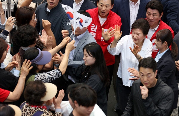 박근혜, 대구 서문시장 방문... <b>김문수</b> <b>지원</b>