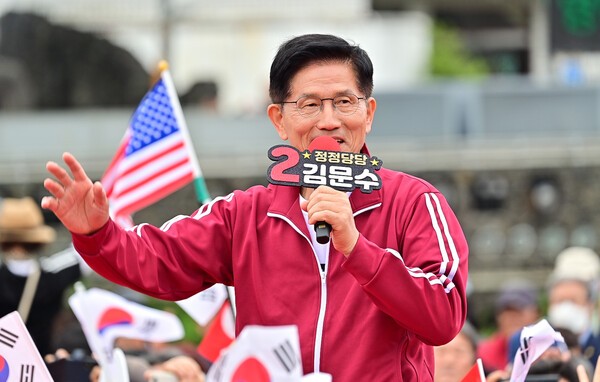 <b>김문수</b> "이준석 찍으면 이재명 돕는 것...단일화 끝까지 노력"