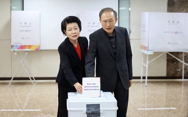 <b>이명박 전 대통령</b> 내외, 본 <b>투표</b>서 한 표씩 행사