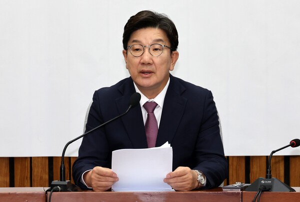 권성동 "대통령과 <b>총리</b> 모두 전과자인 '죄인 주권 정부'"