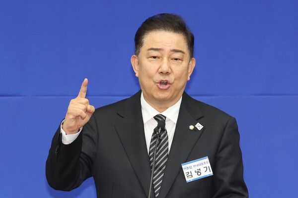 민주 새 <b>원내대표</b>에 국정원 출신 3선 <b>김병기</b>