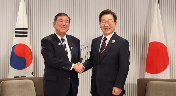 李, 취임 14일만에 <b>G7</b>서 첫 한일 <b>정상회담</b>