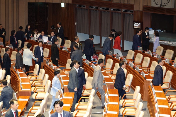 與 <b>상임위원장</b> 단독 <b>선출</b>…무기력 野는 퇴장