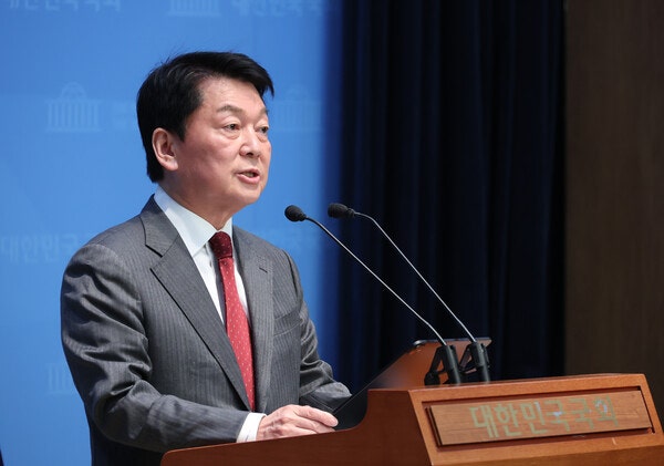<b>안철수</b> "李 대통령과 <b>김경수</b>… <b>러브버그</b>처럼 전과자끼리 붙어"