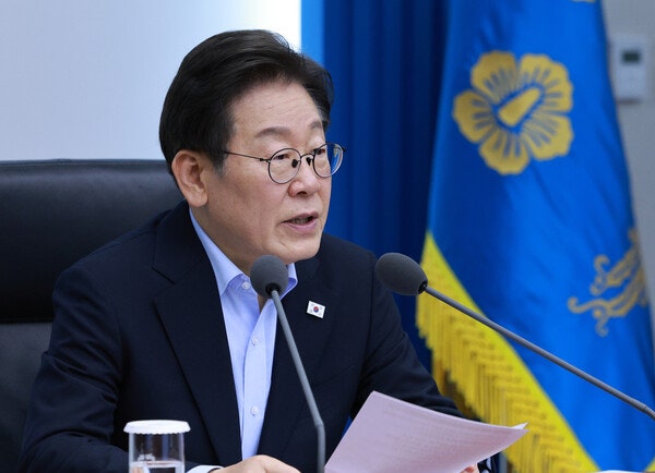 李 대통령 "호우 <b>피해</b> 우려…'선조치 후보고' 적극 행정 나서달라"