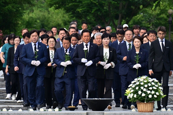 <b>정청래</b>, 노무현 묘역 참배… 방명록에 "잘 하겠습니다"