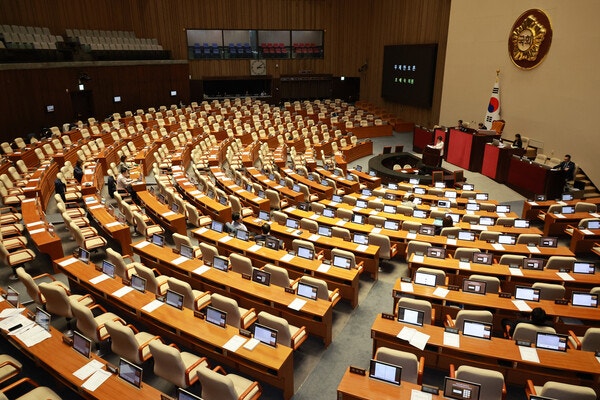 '더 센' <b>상법 개정안</b>도 국회 <b>통과</b>...국민의힘 표결 불참