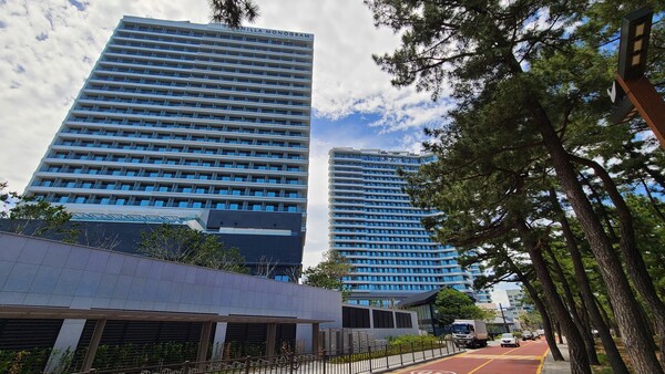 강원도 강릉 송정해변 앞의 신라모노그램 강릉. photo 이동훈 기자