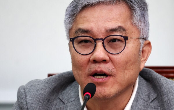 <b>최강욱</b>, 性비위 '<b>2차 가해</b>' <b>논란</b>... 정청래 긴급 진상조사 지시