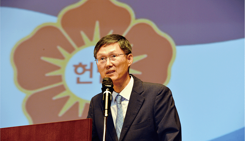 문형배 전 헌법재판관이 지난 6월 13일 순천만생태문화교육원에서 열린 ‘민주시민 토크콘서트’에 참석해 ‘헌법의 관점에서 교육을 생각하다’를 주제로 강의하고 있다. photo 뉴시스