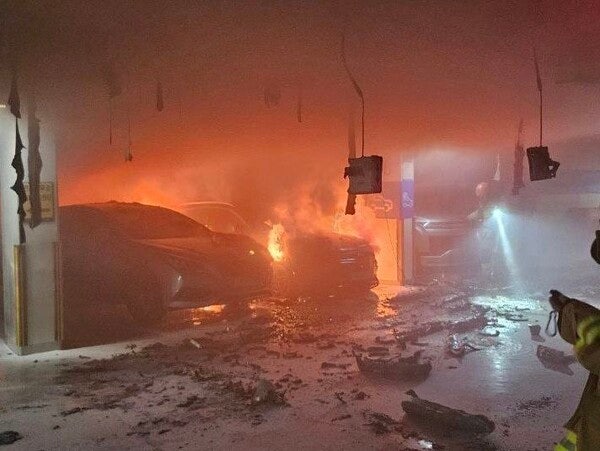 추석 앞두고 <b>벤츠 전기차</b> 또 <b>화재</b>...수원 1800세대 아파트