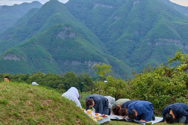 6일, 경북 봉화의 청량산 자락에 있는 선친의 합장묘를 찾아 절을 올리는 이재명 대통령 일가족. photo 이재명 대통령 페이스북
