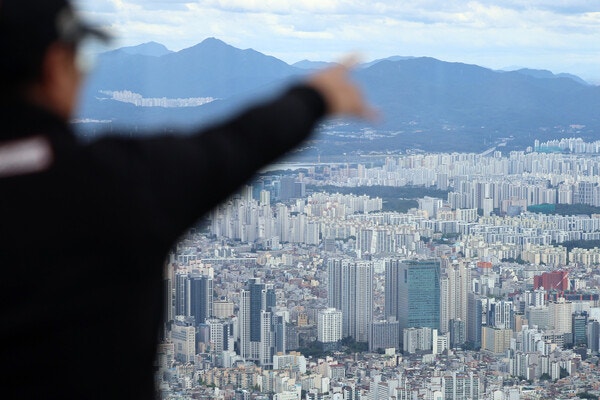 서울 송파구 잠실 롯데월드타워에서 바라본 아파트 단지 전경. photo 뉴스1