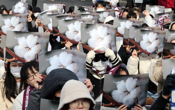 동덕여대 재학생들과 참석자들이 지난 3월 3일 오후 서울 안국역 인근에서 재단 규탄 집회를 열고 학교 측의 학생 대상 고소 철회를 촉구하며 목화꽃이 그려진 손팻말을 들고 있다. 목화꽃은 동덕여대의 교화다. photo