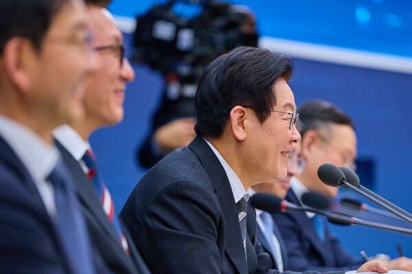 "그래서 내 이름을 '<b>죄명</b>'이라 쓴다더라"...이<b>대통령</b>이 <b>농담</b> 꺼낸 이유