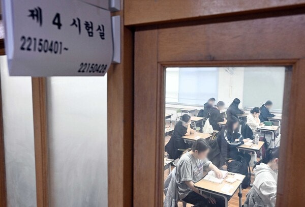 2026학년도 대학수학능력시험일인 지난 11월 13일 부산 연제구 연제고등학교에 마련된 시험장에서 수험생들이 시험을 준비하고 있다.photo 뉴시스