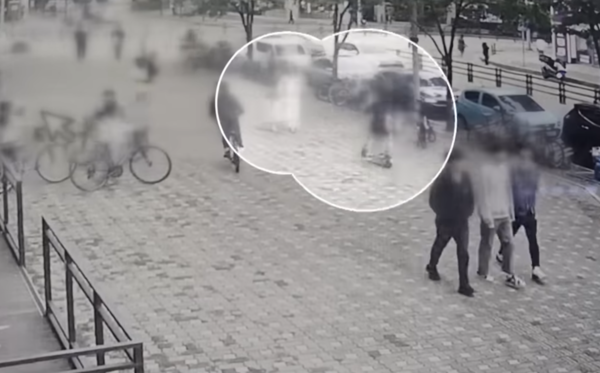 지난 10월 인천 연수구 송도에서 전동 킥보드에 치인 30대 여성이 중태에 빠졌다가 의식을 회복했으나 기억이 상실된 것으로 전해졌다.photo KBS 보도화면 캡처