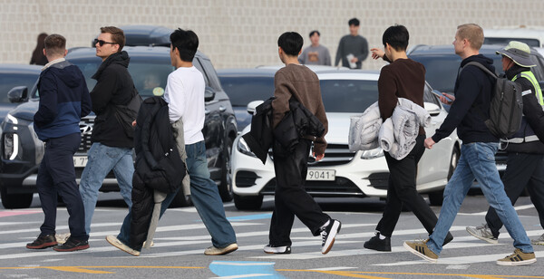 지난 11월 30일 포근한 날씨에 시민들이 겨울 외투를 벗어 들고 이동하고 있다.photo 뉴시스