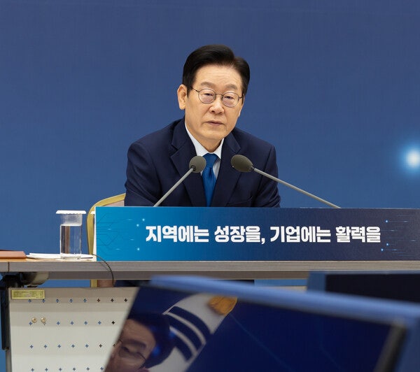 이<b>대통령</b>, "<b>혐오 현수막</b>, 온 사회를 수치스럽게 해...즉각 <b>단속</b>해야"