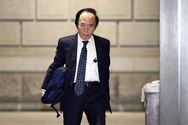 19일 일본 도쿄 일본은행 본부에서 열린 금융정책결정회의에 참석하기 위해 이동하는 우에다 가즈오 일본은행 총재.photo AFP 연합