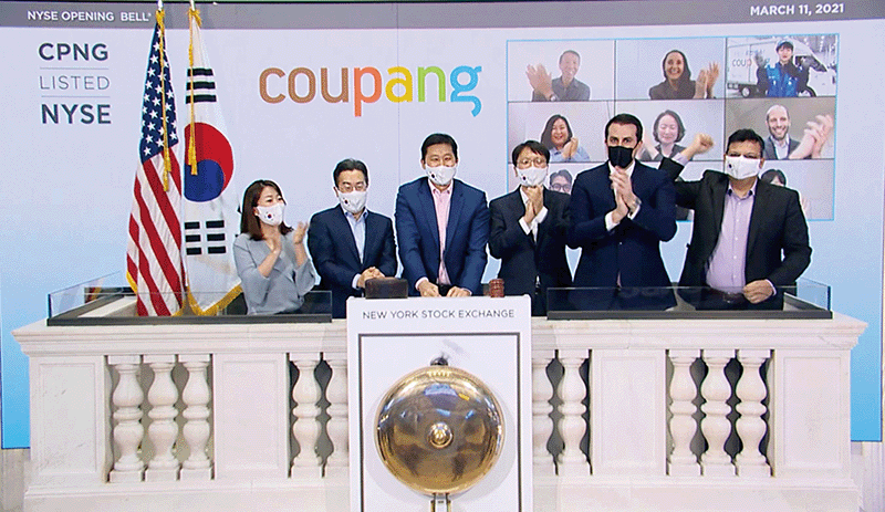 2021년 3월 12일 미국 뉴욕증권거래소(NYSE)에서 열린 쿠팡 상장 기념식에서 김현명 쿠팡 IR 팀장(왼쪽부터),강한승 쿠팡 전 대표이사,김범석 쿠팡 의장,<a href=