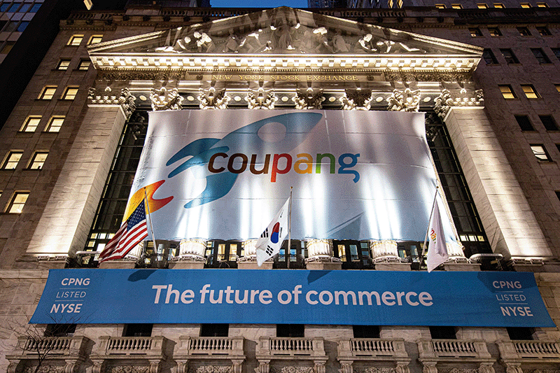 쿠팡이 뉴욕증권거래소(NYSE)에 상장한 2021년 3월 11일 쿠팡 로고와 태극기가 게시돼 있다.photo 뉴스1