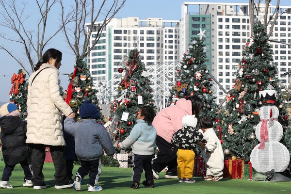 대구 남구 앞산빨래터공원을 찾은 어린이들이 지역 13개 동 주민이 꾸민 크리스마스 트리를 감상하고 있다.photo 뉴스1