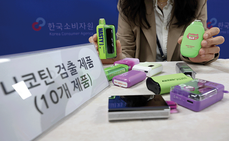 지난 3월 26일 서울 송파구 한국소비자원 서울·강원지원 대강의실에서 진행된 일회용 액상 전자담배 안전실태조사 브리핑에 앞서 직원이 니코틴 검출 액상 전자담배를 보여주고 있다.photo 뉴스1