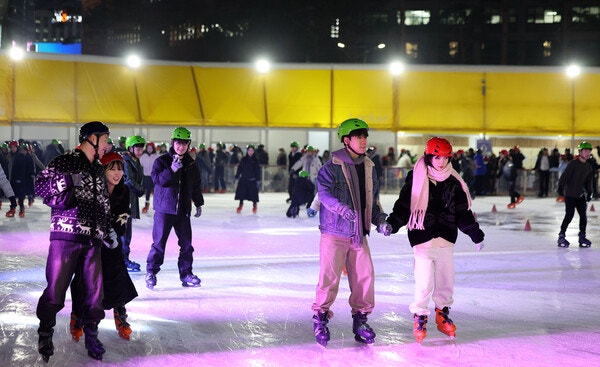 19일 서울 중구 서울광장 스케이트장에서 시민들이 스케이트를 타고 있다.photo 뉴시스
