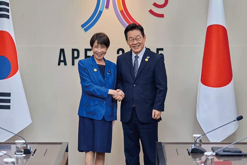 이재명 대통령과 다카이치 사나에 일본 총리(왼쪽)가 지난 10월 30일 경북 경주 APEC 정상회의장에서 열린 한·일 정상회담에 앞서 악수하고 있다.photo 뉴스1