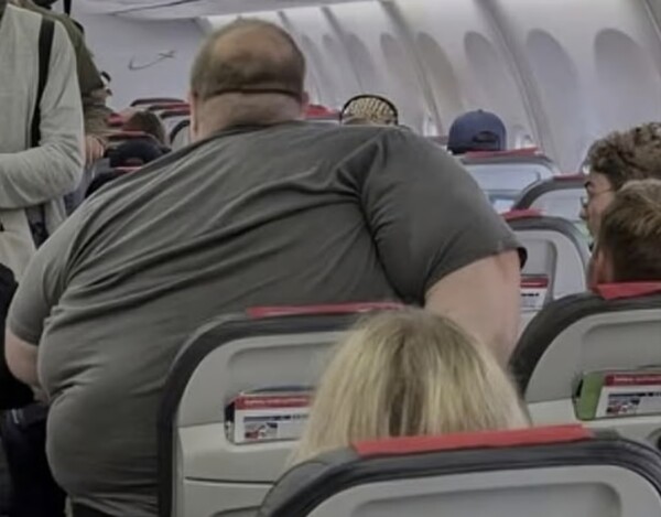 지난 4월 미국의 힙합 그룹 '프리티 리키'의 페이스북에 올라와 논란이 된 사진.photo 페이스북