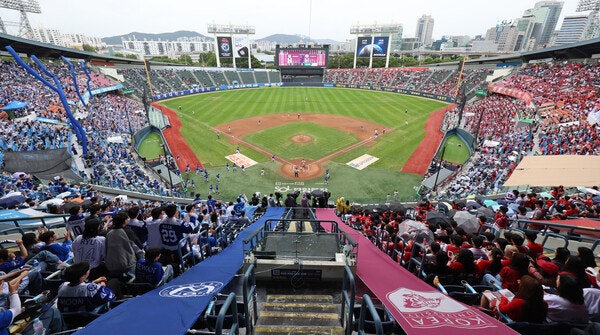 지난 9월 서울 송파구 잠실야구장에서 열린 2025 정기 고려대학교·연세대학교 친선경기대회(고연전) 야구 경기에서 학생들이 응원전을 펼치고 있다.매년 해당 대회의 명칭을 '고연전'과 '연고전'으로 번갈아 사용하고 