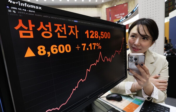 코스피가 새해 첫 거래일에 4300선을 돌파하며 사상 최고치를 경신한 2일 오후 서울 여의도 한국거래소 모니터에 삼성전자 주가가 표시되고 있다.photo 뉴스1