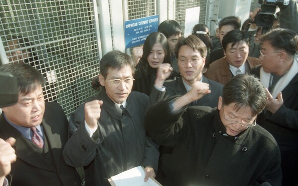 지난 1998년 12월 4일 서울 종로구 미국대사관 앞에서 스크린쿼터 폐지·축소 방침에 대해 항의하는 배우 안성기(왼쪽 두번째)와 배우,<a href=