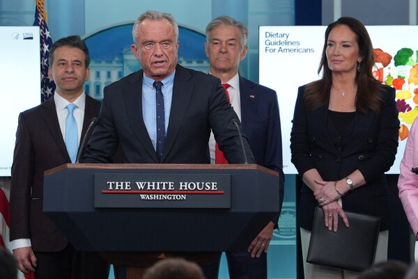 7일 미국 워싱턴 DC 백악관 브리핑룸에서 보건복지부 장관 로버트 F.케네디 주니어(왼쪽 두번째)가 새로운 '미국인을 위한 식단 지침'을 발표하고 있다.왼쪽부터 식품의약국(FDA) 국장 마티 마카리,메디케어·메