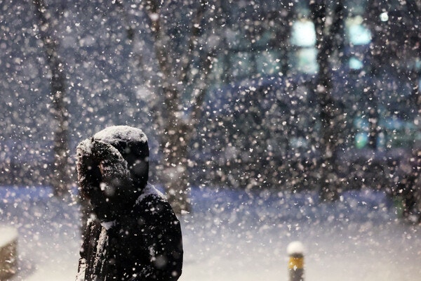 지난해 12월 4일 눈내리는 서울 광화문 네거리에서 퇴근길 시민들이 발걸음을 재촉하고 있다.photo 뉴스1