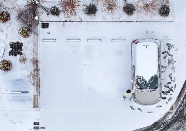 춘천 지역에 많은 눈이 내린 지난해 12월 24일 한 시민이 차 위에 쌓인 눈을 치우고 있다.photo 연합뉴스