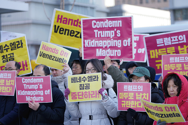 지난 1월 5일 서울시 종로구 주한 미국대사관 인근에서 열린 집회에서 베네수엘라 마두로 대통령 체포에 항의하며 미 정부와 트럼프 대통령을 규탄하는 시위대.photo 뉴시스·AP