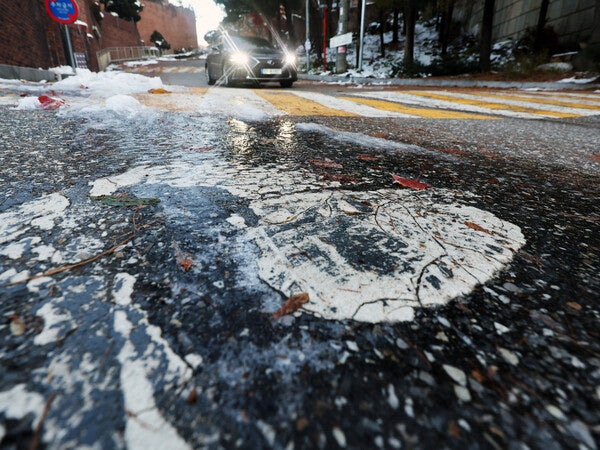 서울 시내 얼어붙은 도로.photo 뉴스1