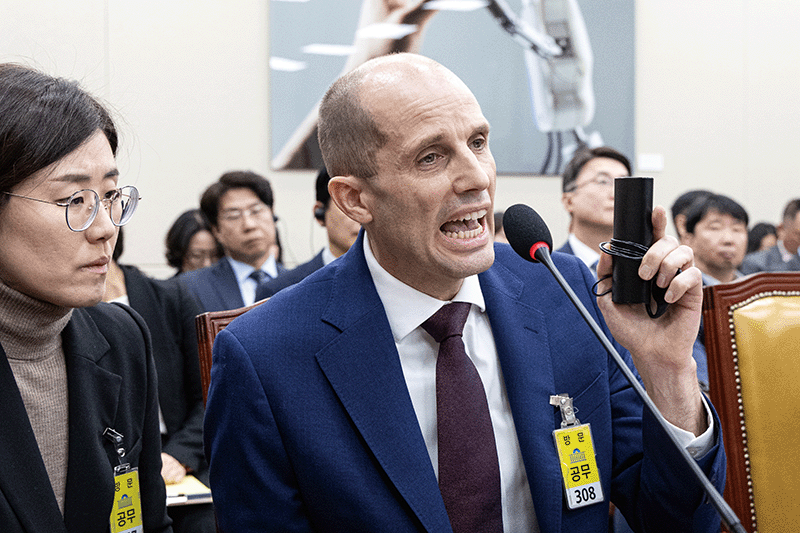 지난해 12월 30일 해롤드 로저스 쿠팡 대표이사가 국회에서 열린 쿠팡 사태 관련 연석 청문회에 출석해 발언하고 있다.photo 뉴스1