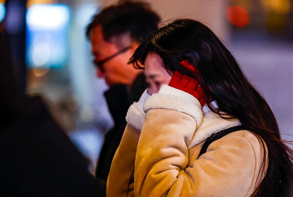 서울 전역에 밤 9시를 기해 한파주의보가 발효된 19일 서울 종로구 광화문네거리에서 시민들이 이동하고 있다.photo 뉴시스