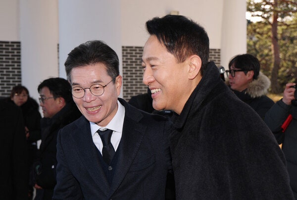 오세훈 서울시장(오른쪽)과 정원오 성동구청장(왼쪽)이 1일 서울 동작구 국립서울현충원에서 현충탑 참배를 마치고 나란히 이동하고 있다. photo 뉴스1